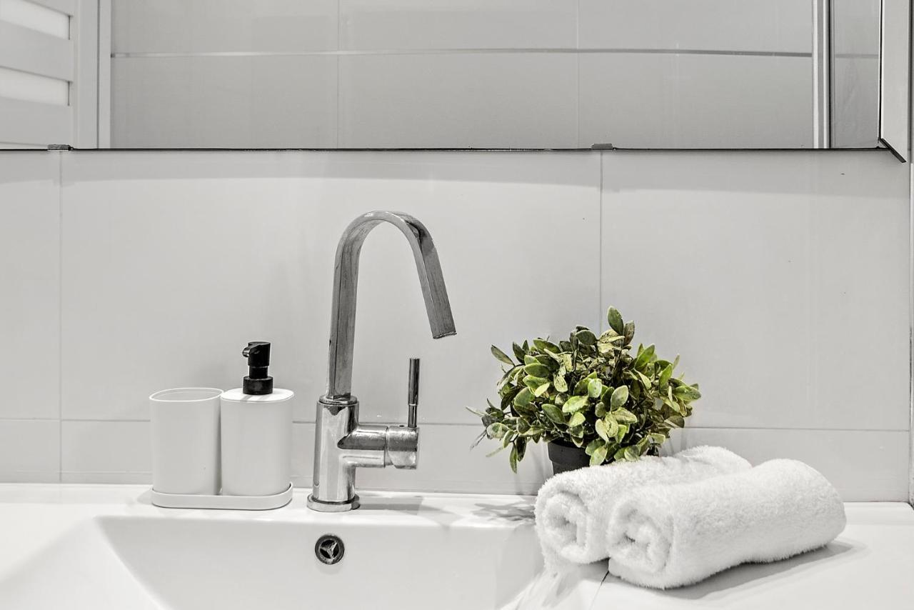 Glorious Renovated Apartment On Top Of The Beach Tel Aviv Luaran gambar